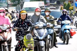 People wear sun-protective clothing when going outside in Quang Ninh province. (Photo: VNA)