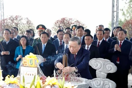 General Secretary To Lam (centre) and a working delegation of the Party Central Committee lay flowers and offer incense in commemoration of General Secretary Tran Phu in Ha Tinh. (Photo: VNA)