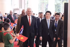 State President Luong Cuong (R) and First Secretary of the Communist Party of Cuba Central Committee and President of Cuba Miguel Díaz-Canel Bermúdez at the ceremony in Hanoi on September 1. (Photo: VNA)