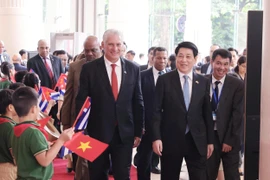 State President Luong Cuong (R) and First Secretary of the Communist Party of Cuba Central Committee and President of Cuba Miguel Díaz-Canel Bermúdez at the ceremony in Hanoi on September 1. (Photo: VNA)