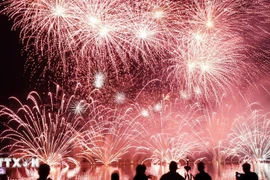 Fireworks illuminate the Han River during the 2025 Da Nang International Fireworks Festival. (Photo: VNA)