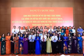 NA Chairman Tran Thanh Man together with female deputies and Party members of the NA Party Committee at the meeting (Photo: VNA)
