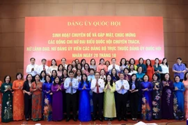 NA Chairman Tran Thanh Man together with female deputies and Party members of the NA Party Committee at the meeting (Photo: VNA)