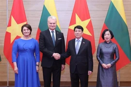 State President Luong Cuong and his spouse (R) host a State banquet in Hanoi on June 12 evening in honour of visiting Lithuanian President Gitanas Nauseda and his spouse (Photo: VNA)