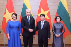 State President Luong Cuong and his spouse (R) host a State banquet in Hanoi on June 12 evening in honour of visiting Lithuanian President Gitanas Nauseda and his spouse (Photo: VNA)