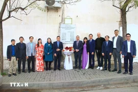 Delegates lay flowers at the memorial plaque on Journalistes du Vietnam 8/3/1974 Street in Algiers to pay tribute to the Algerian journalists who died in a plane crash in Vietnam in 1974. (Photo: VNA)