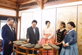 Party General Secretary To Lam and his spouse Ngo Phuong Ly introduce Vietnam’s lithophone art to President of the RoK Lee Jae Myung and First Lady Kim Hae Kyung (Photo: VNA)