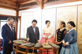 Party General Secretary To Lam and his spouse Ngo Phuong Ly introduce Vietnam’s lithophone art to President of the RoK Lee Jae Myung and First Lady Kim Hae Kyung (Photo: VNA)