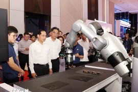 Deputy Prime Minister Bui Thanh Son inspects booths introducing high-tech products on the sidelines of the 2025 Autumn Economic Forum. (Photo: VNA)
