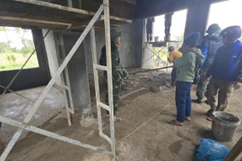 Forces are urgently building houses for people affected by natural disasters (Photo: VNA)