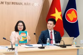 Consul General Doan Phuong Lan (L) introduces the book at the event. (Photo: VNA)