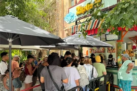 Tourists line up at Vinpearl Nha Trang. (Photo: thanhnien.vn)