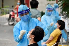 People undergo COVID-19 testing during the COVID-19 outbreak in 2021. (Photo: VNA)