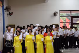 Officers, soldiers and residents in the Truong Sa special zone come to cast their ballots at Polling Station No.1 on March 15. (Photo: VNA)