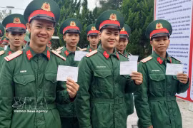 Soldiers in Con Co special zone of Quang Tri province enthusisastically join the general election on March 15. (Photo: VNA)
