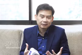 Dr. Chheang Vannarith, Deputy Secretary-General and Chairman of the Advisory Council of the Cambodian National Assembly, speaks to Vietnam News Agency's correspondents in Phnom Penh. (Photo: VNA)