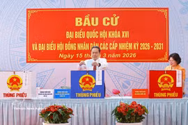 NA Chairman Tran Thanh Man casts his ballot at Polling Station No. 14 in Hoc Mon ward, Ho Chi Minh City, on March 15 morning. (Photo: VNA)