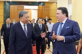 Party General Secretary To Lam (L) and US Ambassador to Vietnam Marc E. Knapper in Hanoi on September 29. (Photo: VNA)