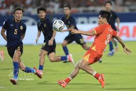 Midfielder Nguyen Van Vi (No 3), in red, controls the ball and takes a shot in the Group A match against Cambodia at My Dinh Stadium on August 7. (Photo: VNA)