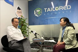 Harry Hoang OAM (left), President of the Vietnamese Business Association and Chairman of the Vietnamese People Association in Canberra, in an interview with a Vietnam News Agency correspondent in Australia (Photo: VNA)