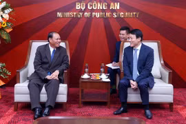 Minister of Public Security General Luong Tam Quang (right) and General Vilay Lakhamphong, a Politburo member and permanent member of the Secretariat of the Central Committee of the Lao People’s Revolutionary Party (LPRP) at their meeting on January 25. (Photo: VNA)