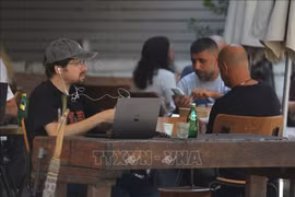 A drink shop reopens in Tel Aviv (Photo: Xinhua)