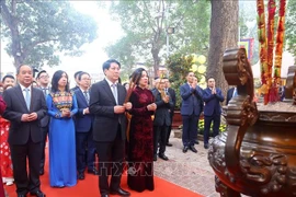 State President Luong Cuong, his spouse and delegates at the incense-offering ceremony. (Photo: VNA)