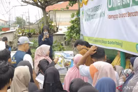 Baiturrahmah University (Unbrah) Padang, through its Faculty of Economics and Business, carries out an emergency disaster community service programme for businesses affected by floods in West Sumatra (Photo: ANTARA)