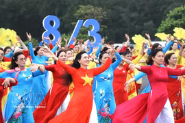 Vietnamese women shine in the traditional Ao dai (Photo: VNA)