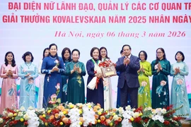 Prime Minister Pham Minh Chinh presents the 2025 Kovalevskaia Award to Prof. Dr. Tran Thi Viet Nga, Director of the Vietnam–Japan Institute of Advanced Technology and senior lecturer at Hanoi University of Civil Engineering (Photo: VNA)