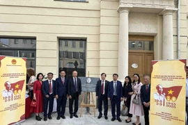 Vietnamese Ambassador to France Dinh Toan Thang (4th from left) at the ceremony to reinstate the memorial plaque to President Ho Chi Minh in the southern port city of Marseille. (Photo: VNA)