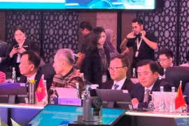 Deputy Minister of Industry and Trade Nguyen Sinh Nhat Tan (first from right) at the 57th AEM Meeting. (Photo: VNA)