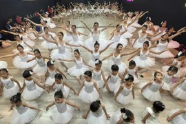 Amateur ballet dancers, mostly children, will perform Swan Lake in Hanoi on July 27. (Photo coutersy of Art 4 All)