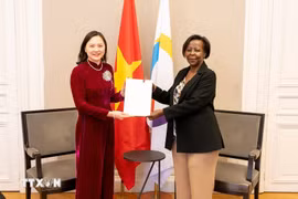 Ambassador Nguyen Thi Van Anh, Head of Vietnam's Permanent Delegation to to UNESCO (left), presents her credentials to the Secretary-General of International Organisation of La Francophonie Louise Mushikiwabo (Photo: VNA)