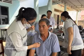 The healthcare team is continuously deployed to the residential area of ​​Dat Do commune, providing home-based health check-ups for residents. (Photo: VNA)