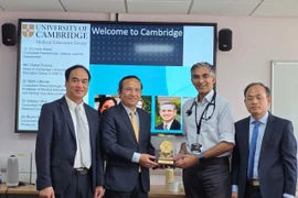 Director of the 108 Military Central Hospital Major General, Professor, Dr Le Huu Song (second, left), presents a souvenir to a representative of University of Cambridge School of Clinical Medicine (Photo: VNA)