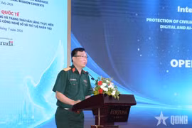 Colonel Nguyen Ba Hung, Deputy Director of the Vietnam Department of Peacekeeping Operations, speaks at the event. (Photo: qdnd.vn)