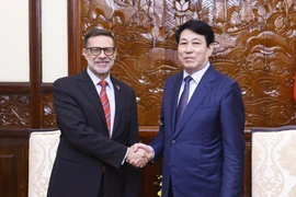 State President Luong Cuong (R) receives outgoing Australian Ambassador to Vietnam Andrew Goledzinowski in Hanoi on December 20. (Photo: VNA)