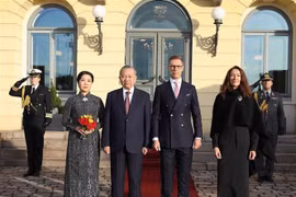 Finnish President Alexander Stubb, Party General Secretary To Lam and their spouses at the welcome ceremony for the Vietnamese leader in Helsinki on October 21 morning (Photo: VNA)