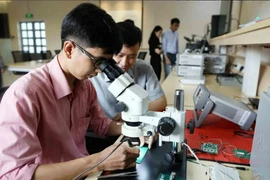 Lecturers and students at a microcircuit and high-frequency systems laboratory of Ho Chi Minh City University of Technology (Photo: thanhnien.vn)