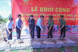 Delegates break the ground to build houses for families severely affected by Typhoon Bualoi and its aftermath in Ninh Binh province. (Photo: VNA)