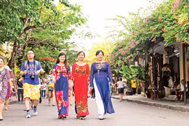 Tourists visit Hoi An ancient city, Quang Nam province. (Photo: nhandan.vn)