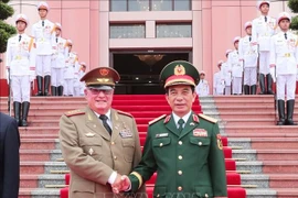 Minister of National Defence General Phan Van Giang (R) welcomes Minister of the Revolutionary Armed Forces of Cuba Corps General Álvaro López Miera in Hanoi on September 3. (Photo: VNA)