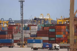 Containers are prepared for export at the Laem Chabang deep-sea port in Chon Buri province. (Photo: bangkokpost.com) 