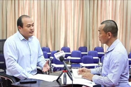 Thong Mengdavid (L), a regional geopolitical analyst and international security researcher at the Royal University of Phnom Penh’s Institute for International Studies and Public Policy, in an interview with the Vietnam News Agency (VNA)'s resident reporter in Phnom Penh. (Photo: VNA)
