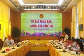 The working session between the Can Tho People's Committee and Australia’s La Trobe University on December 2. (Photo: VNA)