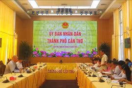 The working session between the Can Tho People's Committee and Australia’s La Trobe University on December 2. (Photo: VNA)