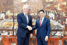 Minister of Finance Nguyen Van Thang hosts Standard Chartered CEO Bill Winters (Photo: www.mof.gov.vn)