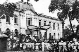 Kham Sai Palace (Bac Bo Phu), the headquarters of the French puppet administration in Northern Vietnam, is seized by Hanoi defence forces and citizens on August 19, 1945 (Photo: VNA)