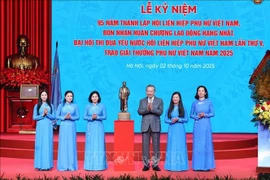 Party General Secretary To Lam presents President Ho Chi Minh statue to the VWU (Photo: VNA)